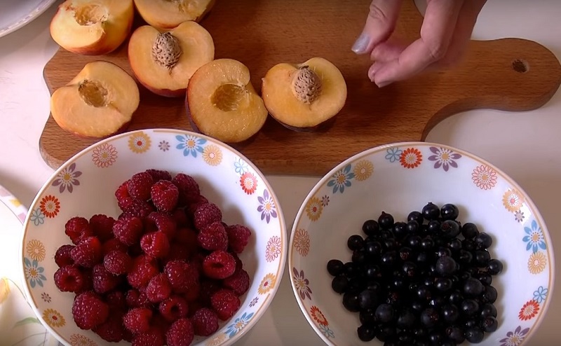 Есть два стакана сметаны — записывай рецепт, а фрукты или ягоды летом всегда найдутся
