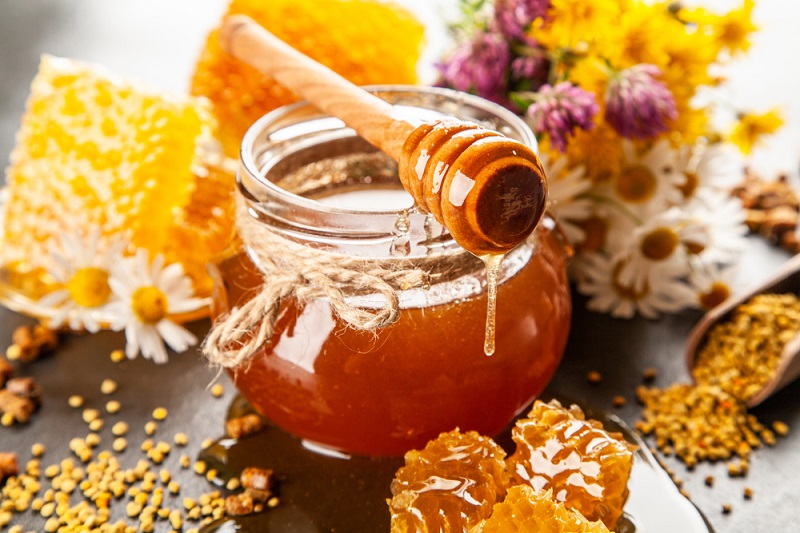 Зачем есть мёд на ночь: удивительное влияние на здоровье. Всё сладкое полнит, и только мёд возвращает формы.