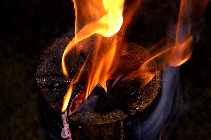 Шведский факел — потрясающая уловка, которая пригодится отдыхающим на природе! Чертовски полезно уметь…