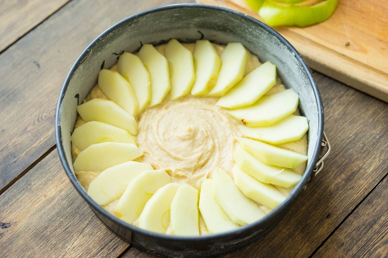 Идеальный пирог — ни убавить ни прибавить! Сочные яблоки и нежный сметанный крем.