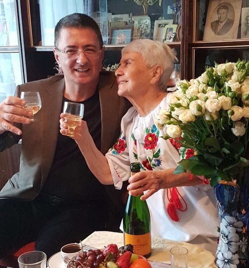 90-летняя мама знаменитого доктора Мясникова: «Мою полы руками и радуюсь каждому дню!» Лучшие советы для здорового долголетия.