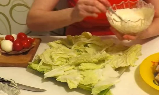 Салат Цезарь с курицей в домашних условиях, простой классический рецепт с сухариками