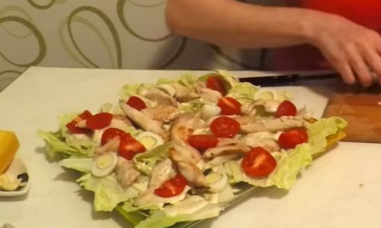 Салат Цезарь с курицей в домашних условиях, простой классический рецепт с сухариками