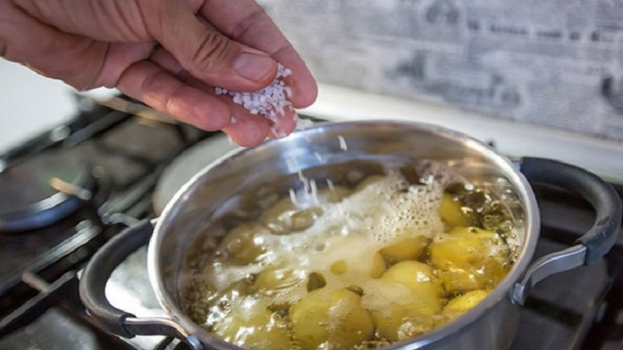 Картошка варится в кипящей воде