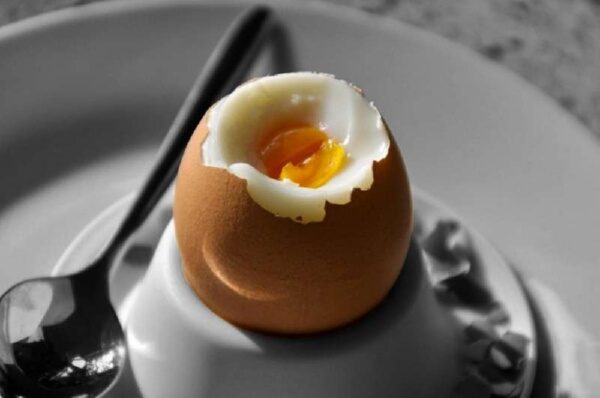 Почему необходимо съедать по 2 яйца в день
