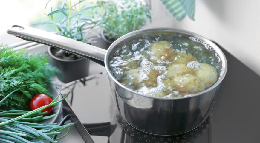 Варить картошку в кипящей воде. Варка картошки. Овощи кладут в кипящую воду фото. Вода кипящая кастрюля с картошкой. Отвар от молодой картошки.
