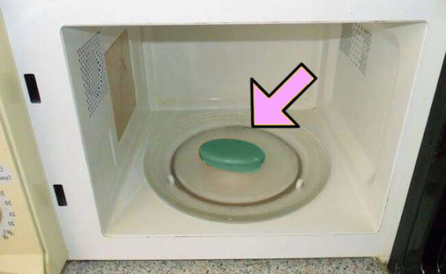 На полке лежит кусок мыла лена мыла посуду