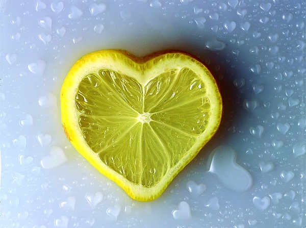 Почему стоит протирать лицо лимоном каждое утро?